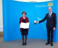 Bild: Bayerisches Staatsministerium der Finanzen und für Heimat
Die Weidenerin Waltraud Koller-Girke erhält von Minister Albert Füracker die Urkunde des Bundespräsidenten sowie das Bundesverdienstkreuz am Bande.