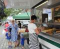 Archivbild: frd
Schon beim Sommermarkt (Bild) im Juli musste direkt am Stand eine Maske getragen werden. Beim Michaelimarkt am Sonntag gilt eine strengere Regel: Bummeln durch die Budenstraße nur mit Mund-Nase-Bedeckung!