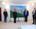 Bild: amö
Oberkonservator Raimund Karl und MdB Karl Holmeier (von rechts) mit Katharina Gierlach (Mitte) und Bürgermeisterin Sonja Meier vor dem gewaltigen Gemälde des Watzmann-Massivs.