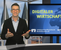 Screenshot: OM Netzwerk Marketingagentur
Paul Johannes Baumgartner, bekannt als Moderator bei Antenne Bayern, führt via Livestream durch den Wirtschaftsgipfel.