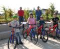 Bild: pop
Der Leiter der Sportarbeitsgemeinschaft (SAG) Radsport, Michael Kirsch (hinten links), und CIS-Vorsitzender Bernd Stief sowie die Schüler John, Valentina, Vincent und Kilian freuen sich über die Kooperation.