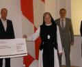 Bild: pz
Zur Stärkung der Eigenmittel des Klosters überreichte der Vorstand der Klosterfreunde einen symbolischen Scheck in Höhe von 25.000 Euro. Vorne Monika Hohlmeier und Äbtissin Laetitia Fech sowie in der hinteren Reihe (von links) Schriftführer Michael Arbter, Schatzmeister Thomas Böhm, Zweiter Vorsitzender und Bürgermeister Bernd Sommer sowie die Beiräte Annette Spreitzer-Hochberger und Ludwig Spreitzer.