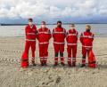 Bild: rha
Die Wasserwacht Vilseck-Sorghof folgt einem Hilferuf aus dem hohen Norden und hält Wachdienst an der Kieler Förde. Von links: Alexander Fenk, Benedikt Trummer, Bastian Götz, Lucy Lumley und Anton Wiesnet.