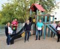 Bild: Carolin Böckl/exb
Familienbeauftragte Kathrin Götzl, Stadtrat Josef Bollmann, CSU-Fraktionssprecher Dominik Vollath, Stadtrat Robert Bayer und Christa Schleyer schauten sich auch den beliebtesten Spielplatz im Stadtpark an.