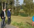 Bild: exb
Projektbetreuer Oliver Kreß (links) und Stefan Schürmann (rechts) erläutern Landrat Peter Berek das Forschungsprojekt zur Artenvielfalt.