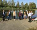 Bild: A. Klupp/exb
Info-Besuch von Bezirksrätin Tanja Schweiger: Von links Bernhard Feneis (Präsident Verband der Deutschen Binnenfischerei), Hans Burger, Tanja Schweiger, Hans Klupp, Klaus Bächer (Vorsitzender Fischerzeugerring), Manuela Bächer, Alfons Stock (BBV), Ely Eibisch (stellvertretender Bezirkspräsident BBV), Wolfgang Stock.