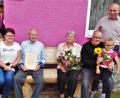 Bild: jml
Bürgermester Gerhard List (rechts) gratuliert Robert und Helga Wipauer zum goldenen Ehejubiläum mit Urkunde und Blumenstrauß.