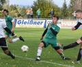 Bild: gb
Der SV Plößberg gewann das Verfolgerduell der Kreisliga Nord gegen den FC Weiden-Ost mit 1:0. In dieser Szene zieht Mirko Griesbeck (Zweiter von rechts) ab, doch Gästekeeper Mert Selvi pariert.
