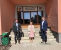Bild: ga
Die Schwarzacher Bürgermeister Franz Grabinger (rechts) und Michael Singer (links) wurden von Bürgermeisterin Marie Homolkova in der Partnergemeinde willkommen geheißen.