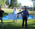 Bild: soj
Im Freibad Selingau nahm Bürgermeister Wolfgang Söllner aus den Händen von Marco Kellner (vorne von links) und Egid Kellner vom gleichnamigen Möbelhaus den Spendenscheck in Höhe von 10 000 Euro entgegen.