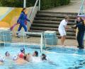 Bild: bey
Der Polizeihauptkommissar (Thomas Schmauser, rechts) deutet auf eine bestimmte Person im Wasserbecken hin. Mit Bademeister (Milan Peschel, in der weißen Sportkleidung) kommt es zur Auseinandersetzung. In Windeseile kommt die Trainerin der Wasserballmannschaft (Johanna Wokalek) dazu, was zu einer tollen Schlussszene führt.
