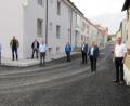 Bild: fg
Der Bauausschuss (rechts Bürgermeister Hermann Falk) überzeugte sich vom guten Baufortschritt in der Postgasse. Die Pflasterung hat begonnen, heuer soll die Maßnahme zumindest großenteils beendet werden.