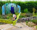 Bild: Jürgen Klein/exb
Ein besonderer Ort im Garten ist für Äbtissin Laetitia Fech der Bereich rund um die Marienstatue aus Lambertsglas. Dort nahm sie in der Hängematte Platz und stellte sich den Fragen.