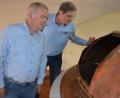 Bild: jr
Interessiert schauen die beiden Mitterteicher Zoiglwirte Willi Oppl (links) und Hans Lugert in den Maischebottich, dort wo der köstliche Mitterteicher Zoigl hergestellt wird. Gebraut wird im Kommunbrauhaus der Stadt Mitterteich