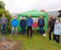 Bild: bsc
Mit einfachen Mitteln in der Natur kochen lernen konnten die Teilnehmer des Kurses „Outdoor-Kochen“ der Öko-Modellregion Steinwald unter der Leitung von Koch Michael Wildenauer (Mitte). Der Projektmanager der Öko-Modellregion, Günther Erhardt (Dritter von links), überreichte an alle Teilnehmer zur Erinnerung einen Kochlöffel mit goldenem Band.