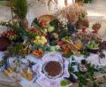 Bild: mng
Mit dem Erntedankfest erinnern Christen an den engen Zusammenhang von Mensch und Natur. Gott für die Ernte zu danken, gehört zu allen Zeiten zu den religiösen Grundbedürfnissen. Traditionell werden in den Pfarrgemeinden die Altäre zum Abschluss der Ernte mit Feldfrüchten festlich geschmückt.