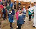 Bild: mab
Persönliche Glückwunschbriefe des Bürgermeisters erhielten die Kommunionkinder des Jahres 2020 im Anschluss an die Dankandacht.