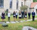Bild: njn
Pfarrer Christopher Zeh (links) freut sich mit den sieben Konfirmanden aus Thumsenreuth sowie den Konfirmationshelfern über einen großen Tag.