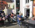 Bild: frd
Auf der Gastronomie-Freifläche mitten am Marktplatz ließ sich beim Michaelimarkt der Sonnenschein genießen. Beim zweiten verkaufsoffene Sonntag in der Corona-Pandemie konnte sich die Resonanz der Kunden und Besucher erneut sehen lassen.