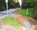 Bild: fjo
Nur ein Pfad ist der Bocklweg zwischen der Straße nach Pfrentschweiher und der Bogenschießanlage (Mitte). Zur besten Radlsaision verursachte ein verstopfter Durchlass bei der Querung zusätzliche Probleme.