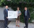 Bild: dob
Schützenmeisterin Renate Kellner freut sich über 5000 Euro aus der Crowdfunding-Aktion der Volksbank Raiffeisenbank Nordoberpfalz. Regionalmarktleiter Anton Zilbauer (rechts) und Kundenberater Reinhard Kellner (links) überreichen den Scheck.