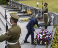 Bild: Mindaugas Kulbis/AP/dpa
Nach seinem Besuch bei den Soldaten in Rukla legte der französiche Emmanuel Macron auf dem Antakalnis-Gedächtnisfriedhof in Vilnius einen Kranz nieder.