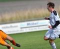 Bild: A. Schwarzmeier
Der Neustädter Keeper Sebastian Burucker stand gegen Marius Göhl wiederholt auf verlorenem Posten. Der 19-jährige Pressather Angreifer erzielte vier Tore beim 8:1-Sieg seiner Mannschaft