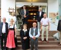 Bild: nib
Rosa Auerbach (vorne, Dritte von links) durfte zu ihrem 90. Geburtstag viele Glückwünsche entgegennehmen: (vorne von links) Josef, Renate und Anton Auerbach, (hinten) Barbara Böhm (Kapellenverein Knölling), Franz Ziegelmeier, Hermann Beer (OGV Wolfring), Konrad Gürtler (Kapellenverein Knölling) und Wolfgang Schindler (Kapellenverein Wolfringmühle).