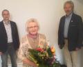 Bild: mld
Verleihung Goldenes Ehrenzeichen an Uschi Benner durch Bezirksvertretung Verband Wohneigentum Arthur Weber und Siedlerchef Johannes Käs (links) und Arthur Weber, Bezirksvorsitzender des Verbands Wohneigentum, zeichnen Uschi Benner für ihre engagierte Arbeit aus.