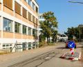 Bild: Hösamer
Die Zufahrtssituation am Beruflichen Schulzentrum Schwandorf wird neu geregelt. Eine Verschwenkung der Glätzlstraße Richtung Bahngleis (rechts) schafft Raum für Bushaltestellen und Querungshilfen.