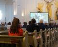 Bild: fjo
Eine Großleinwand im Kirchenschiff vervollständigt den Kunstgenuss für alle Sinne durch die Videoübertragung von der Empore direkt vor die Augen der Zuhörer.