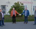 Bild: dob
Der Vorsitzende der Kinderkrebshilfe in der Region Oberpfalz Nord, Herbert Putzer (Zweiter von links), freute sich über die 250-Euro-Spende des katholischen Männervereins Altenstadt mit Kassier Josef Singer, Vorsitzendem Josef Kick und Schriftführer Gerhard Pohl (von links).