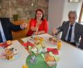 Bild: jr
AWO-Kreisvorsitzender Edwin Ulrich (rechts) bedankte sich bei einem Gespräch mit Bürgermeister Stefan Grillmeier im Marktcafé für die Unterstützung der Stadt Mitterteich beim Betrieb des Mehrgenerationenhauses. Dabei wiesen Ulrich und Sonja Haberkorn vom MGH-Team auch auf die neuen Frühstücksangebote hin. Bei der Verkostung einiger Leckereien wurde gemeinsam auf die Zukunft des Hauses angestoßen.