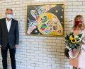 Bild: Klinikum Fichtelgebirge/exb
Klinikgeschäftsführer Martin Schmid und Olga Franzke bei der kleinen Vernissage.