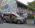 Bild: Kunz
Mitarbeiter und Projektpate des Magischen Projekts freuen sich über den neuen "Ford Tourneo Connect" (von links) Roland Bottke, Benjamin Kahnes, Osman Ismailoglou und Julia Zimmermann (Projektleiterin).