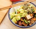 Bild: Christin Klose
Aus Tofu, Avocado und anderen Zutaten lässt sich eine schmackhafte Bowl zubereiten.