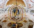 Bild: do
Mitten im Kirchenschiff der Klosterkirche grüßt die Rosenkranzkönigin die Gläubigen. Zu ihren Ehren wird alljährlich das Rosenkranzfest gefeiert.