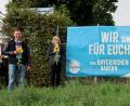 Bild: Hirsch
Josef Witmann, Hubert Piehler, Manuela Pronath, Sabine Schindler, Heike Klein und Josef Irlbacher (von links) werben mit dem neuen BBV-Slogan „Wir sind für euch da“ beim Verbraucher für Vertrauen.