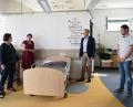 Bild: Stefan Malzer, Landkreis Tirschenreuth/exb
Ein Bett, das einem beim Aufstehen hilft. Diese und viele andere Innovationen für das bedarfsgerechte Wohnen zuhause gibt es in der Musterwohnung in Tirschenreuth zu sehen. Das Bild zeigt Landrat Roland Grillmeier (Zweiter von rechts) bei einem Besuch mit Anita Busch, Regierungsdirektorin Regina Keste und stellvertretendem Sachgebietsleiter Tobias Gabel.
