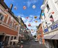 Archivbild: Petra Hartl
Der Stadtmarketingverein hat dazu beigetragen, die Amberger Altstadt im Corona-Sommer aufzumöbeln - mit bunten Lampions in der Fußgängerzone zum Beispiel.