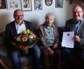 Bild: rab
Bürgermeister Uwe König (rechts) und Dritter Bürgermeister Johannes Ott (links) überbringen Berta Rabenstein (Mitte) die Glückwünsche der Marktgemeinde zum 95. Geburtstag.