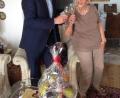 Bild: wec
Bürgermeister Erich Meidinger gratuliert Irmgard Knieriemen zum 90. Geburtstag.