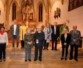 Bild: fdl
Wegen der Corona-Abstandsregeln versammeln sich die elf Paare zusammen mit Pfarrer Johann Hofmann in zwei Gruppen vor dem Hauptaltar der Hirschauer Pfarrkirche Mariä Himmelfahrt.
