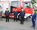Bild: do
Sparkassen-Direktor Gerhard Hösl (rechts) übergibt den Defibrillator das Führungsteam der Feuerwehr Vorbach.
