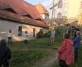 Bild: Stadt Tirschenreuth/exb
Johanna Zettl (mit Buch) und Anja Stock (links daneben) inmitten der Teilnehmer der Führung.