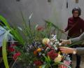 Bild: hka
Beim Schmücken des Erntedankaltars machten Frauenbund und KAB in Sulzbach erstmals gemeinsame Sache. Wie hier beim Blumengesteck.