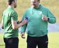 Bild: Hubert Ziegler
Bernd Scheibel (rechts), der Trainer des ASV Haselmühl, wird seiner Truppe schon erklären, wer Udo Hagerer ist.