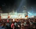 Archivbild: Jörg Schmitt/dpa
3. Oktober 1990, Berlin: Jubelnde Menschenmassen vor dem Berliner Reichstag, die mit Feuerwerk, Deutschlandfahnen und Volksfesttrubel die wiedergewonnene Einheit Deutschlands feiern.