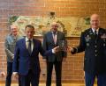 Bild: Susanne Bartsch, US-Armee Garnison Bavaria
Antrittsbesuch im Weidener Rathaus. Im Bild (von links) 3.Bürgermeister Reinhold Wildenauer, Oberbürgermeister Jens Meyer, 2. Bürgermeister Lothar Höher und Oberst Christopher R. Danbeck.