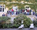 Bild: enz
Begrüßungsabend im Landschloss Ernestgrün: Ursula Stingl, Roswitha Schmeller, Bürgermeister Klaus Meyer, Beate Ott, Yvonne Herms, Tourismusverein-Vorstand Alfons Schnurrer, Susanne Jungbluth, Prof. Dr. Ilona Weißenfels, Brigitte Meyer, Hubert Mayer, Alexander Willig, Doris und Jörg Thamer, Simone Schiffer, Claudia Herr und Anita Becker, Bettina Blass und Ehemann, Myria Aurora Pribert, Uwe Stanke und Elke Steubl sowie Dagmar Seitz (von links).